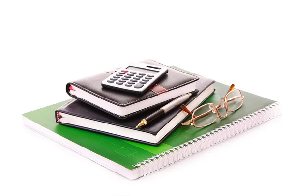 Notebooks, Taschenrechner und Brille isoliert auf weiß — Stockfoto