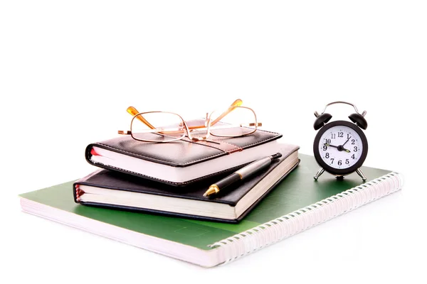 Brýle na notebooky a hodiny izolovaných na bílém — Stock fotografie