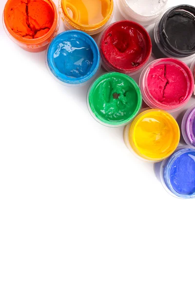Coloridas latas vibrantes de gouache aisladas en blanco —  Fotos de Stock