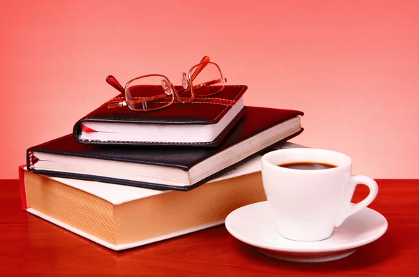 Dokonalý šálek černé kávy s knihou v pevný kryt a brýle — Stock fotografie