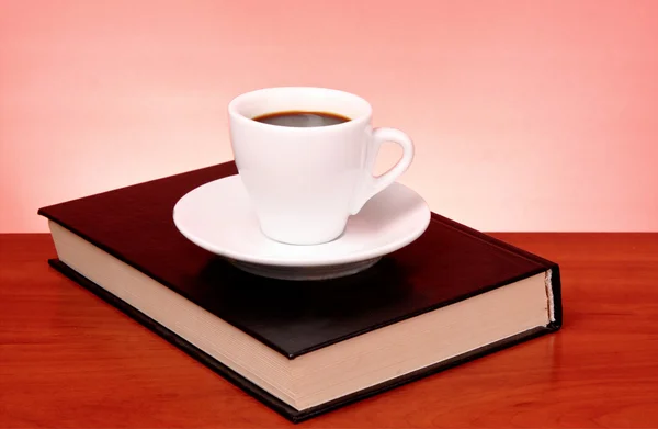 Coupe parfaite de café noir sur le livre en couverture dure sur un boisé — Photo