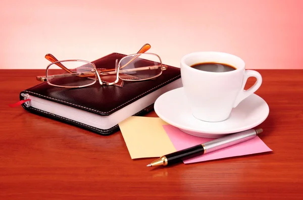 喝杯咖啡、 书、 时钟和木桌上的计算器 — 图库照片