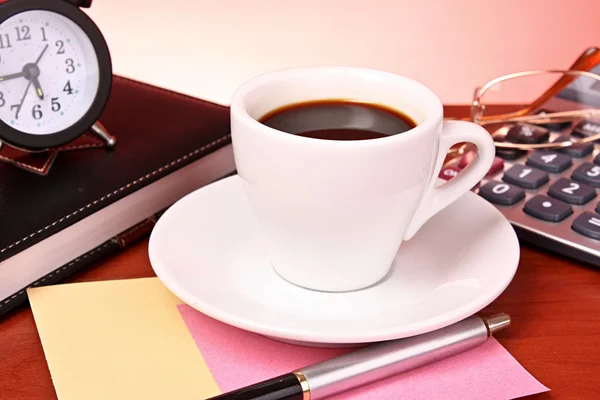 コーヒー、書籍、時計、木製のテーブル上の電卓のカップ — ストック写真