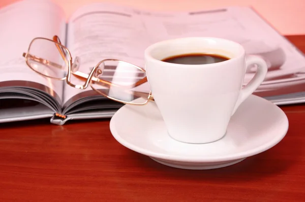 Kopje koffie, boek, klok en calculator op houten tafel — Stockfoto