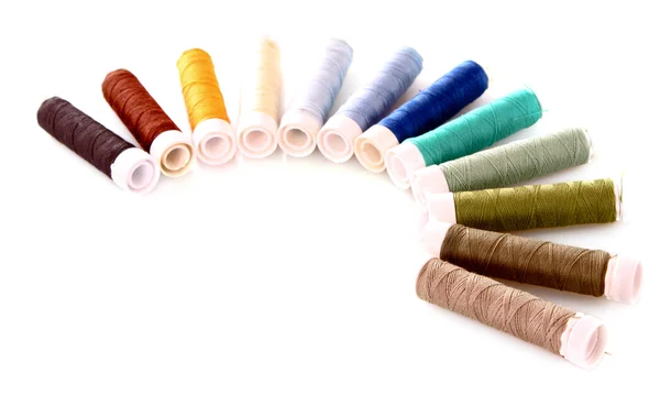 Semicírculo de bobinas de fios de muitas cores, isoladas a branco — Fotografia de Stock