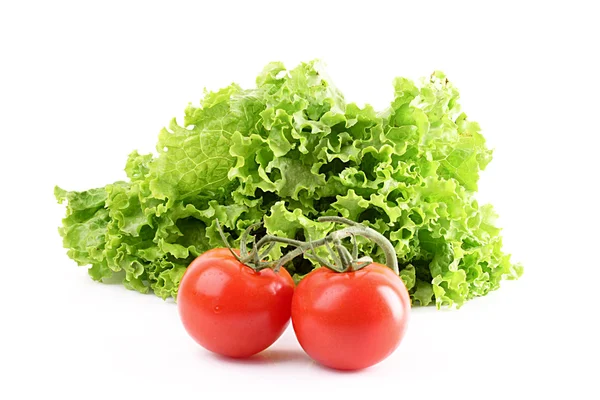 Два помидора и салат, изолированные на белом — стоковое фото