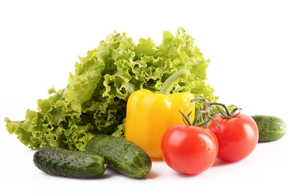 Uborka, paprika, paradicsom és elszigetelt fehér saláta — Stock Fotó