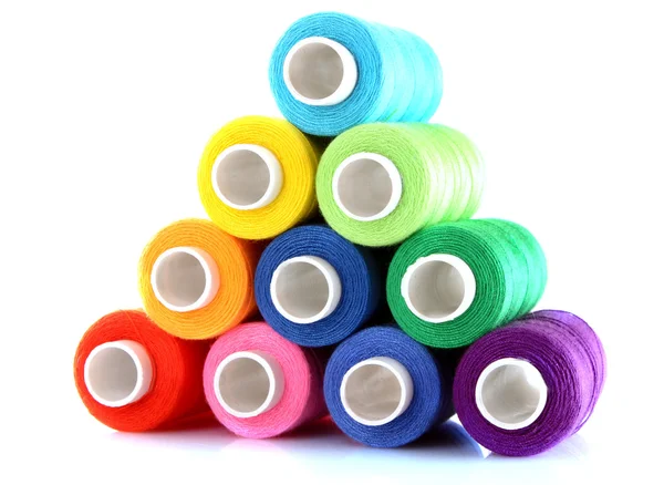 Pirâmide de bobinas de fios de muitas cores, isoladas a branco — Fotografia de Stock