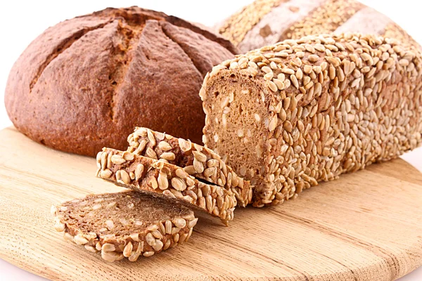 Brood op houten plaat geïsoleerd op wit — Stockfoto