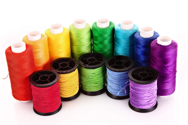 Semicírculo de bobinas de fios de muitas cores, isoladas a branco — Fotografia de Stock