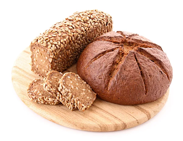 Brood op houten plaat geïsoleerd op wit — Stockfoto