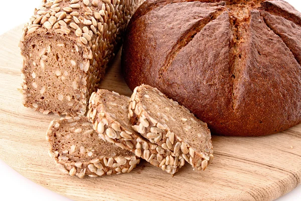Bröd på träplatta isolerad på vit — Stockfoto