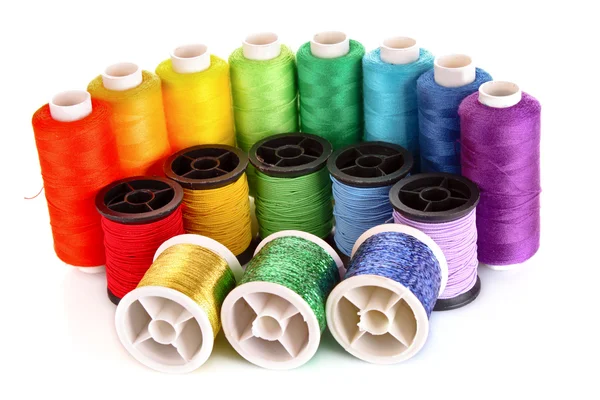 Semicírculo de bobinas multicolores de hilo aisladas sobre blanco — Foto de Stock