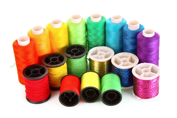 Semicírculo de bobinas multicolores de hilo aisladas sobre blanco — Foto de Stock