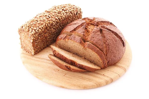 Pão na placa de madeira isolada em branco — Fotografia de Stock