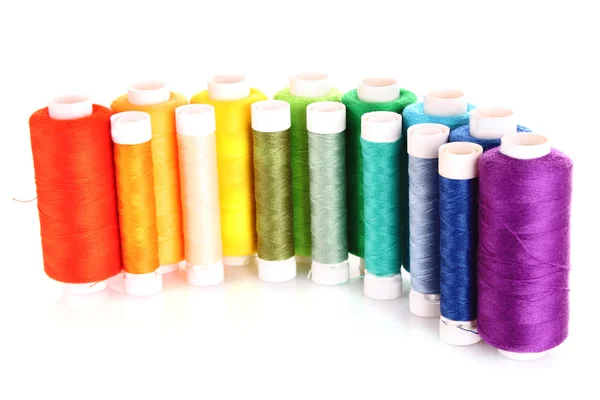 Semicírculo de bobinas multicolores de hilo aisladas sobre blanco —  Fotos de Stock