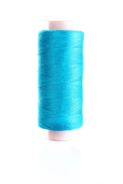 白で隔離される青い糸 — ストック写真