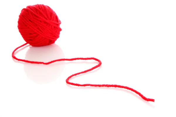 Sfera rossa di filo di lana rosso isolato su bianco — Foto Stock