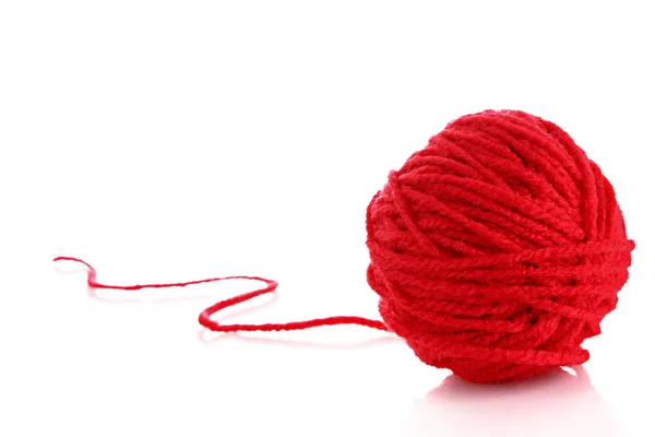 Sfera rossa di filo di lana rosso isolato su bianco — Foto Stock