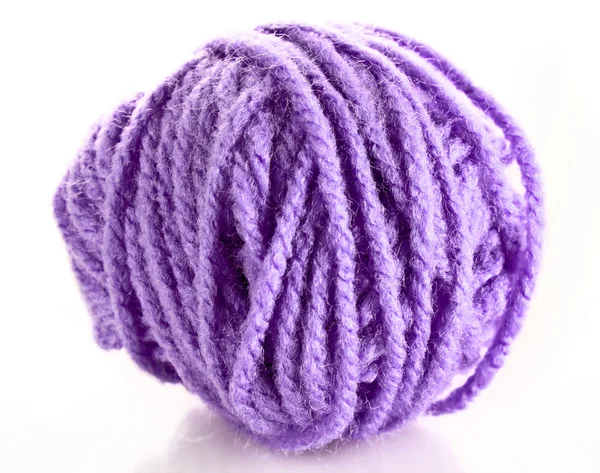 白で隔離される赤のウールの糸の紫色のボール — ストック写真
