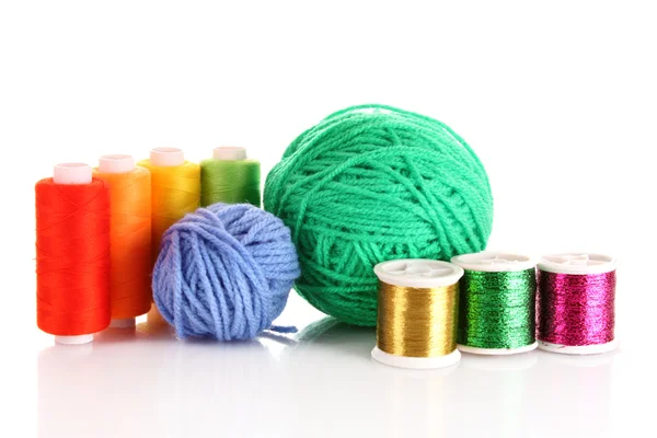 Bobinas coloreadas de hilos, bolas de lana y cojín para alfileres — Foto de Stock