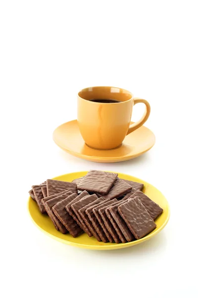Çikolatalı kurabiye ve kahve üzerine beyaz izole — Stok fotoğraf
