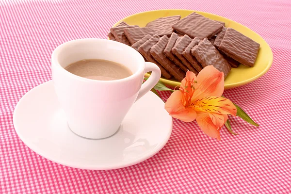 Chocolate cookie and cup of coffee on red background — Stock Photo, Image