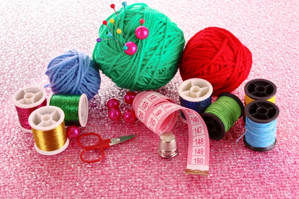 Coloured bobbins of threads, woolen balls and cushion for pins o — Stock Photo, Image