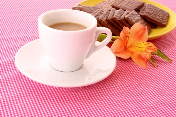 Galleta de chocolate y taza de café sobre fondo rojo —  Fotos de Stock