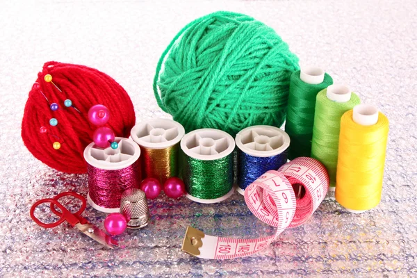 Bobinas coloreadas de hilos, bolas de lana y cojín para alfileres i — Foto de Stock