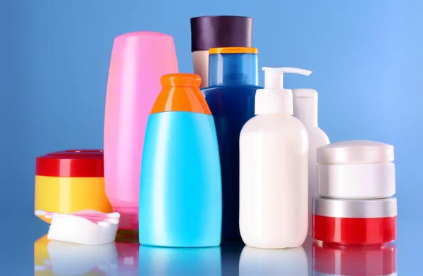 Flaskor av skönhet och hälsa produkter på blå bakgrund — Stockfoto