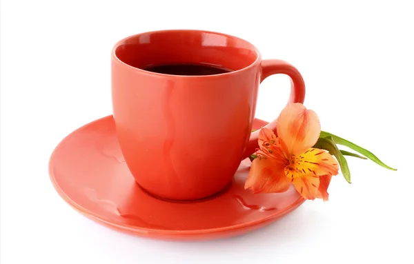 コーヒーのカップと赤の背景の花 — ストック写真
