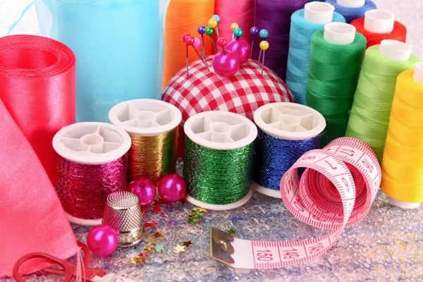 Bobine colorate di fili, palline di lana e cuscino per spilli — Foto Stock