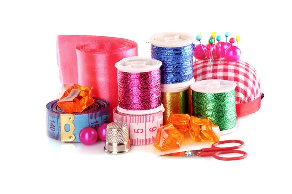 Bobine colorate di fili, palline di lana e cuscino per spilli — Foto Stock