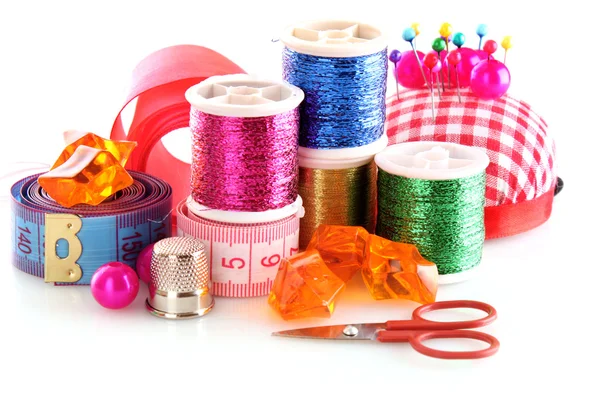 Barbatanas coloridas de fios, bolas de lã e almofada para alfinetes — Fotografia de Stock