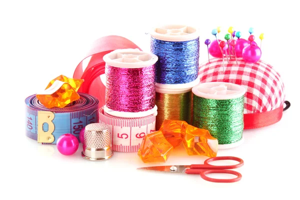 Gekleurde spoelkokers van threads, wollen ballen en kussen voor pinnen — Stockfoto