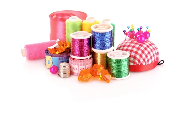 Bobines colorées de fils, boules de laine et coussin pour épingles i — Photo
