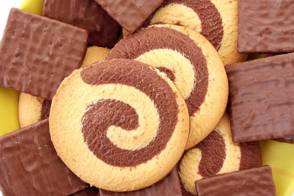 Beyaz üzerine izole edilmiş çikolatalı kurabiye. — Stok fotoğraf