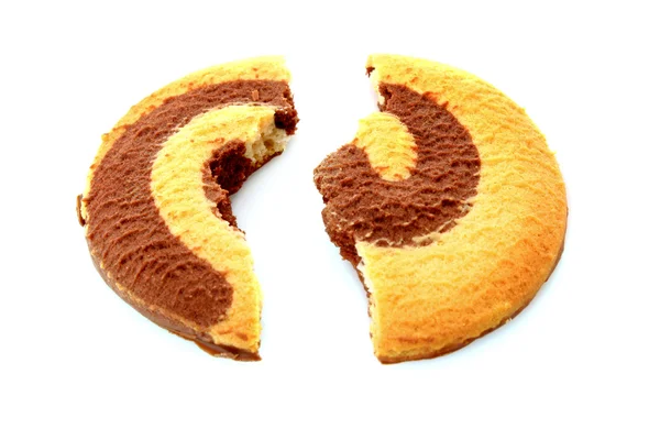 Сломанное шоколадное печенье крупным планом — стоковое фото