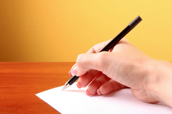 Schreiben auf leerem Papier, gelber Hintergrund — Stockfoto