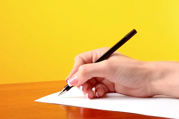 Pisanie na czystym papierze, żółte tło — Zdjęcie stockowe