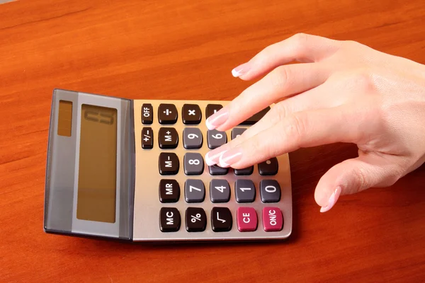 Dedos y calculadora — Foto de Stock
