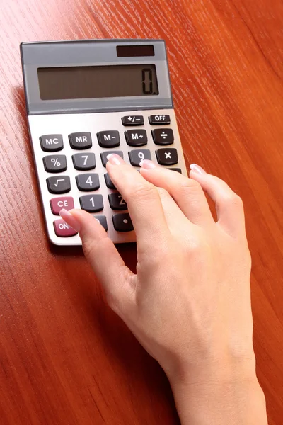 Dedos e calculadora — Fotografia de Stock