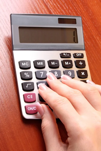 Palce i kalkulator — Zdjęcie stockowe