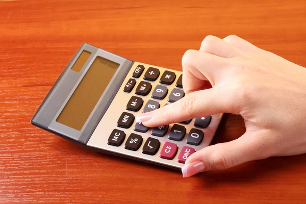Vingers en rekenmachine — Stockfoto