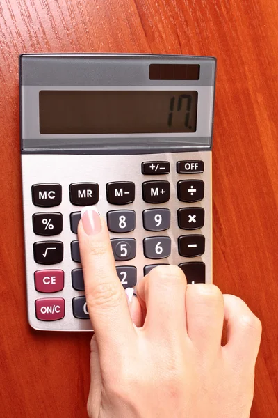 Dedos e calculadora — Fotografia de Stock