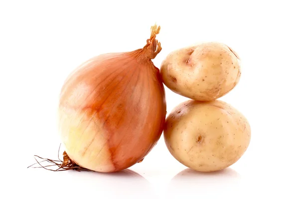 Kartoffel und Zwiebel isoliert auf weiß — Stockfoto