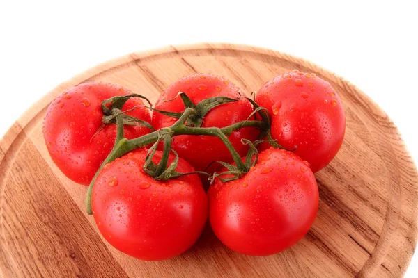 Kilka pomidorów na powierzchni drewnianych — Zdjęcie stockowe