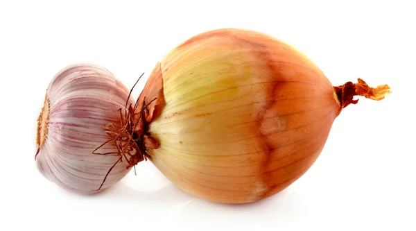Cipolla e aglio isolati su bianco — Foto Stock
