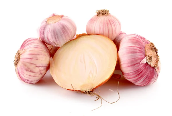 Sarımsak ve soğan üzerinde beyaz izole — Stok fotoğraf